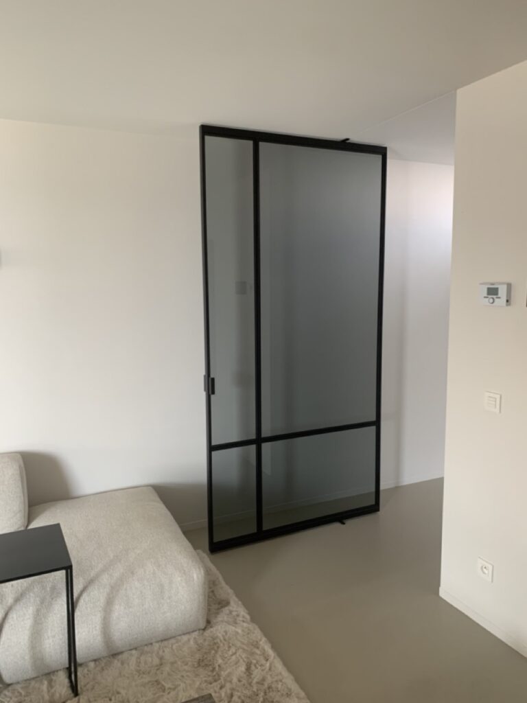 Stalen deur met grijs glas.