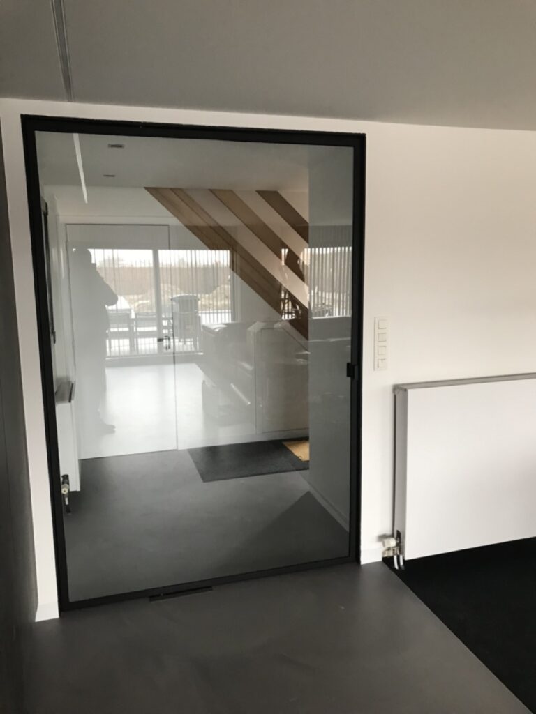 Pivoterende metalen deur.