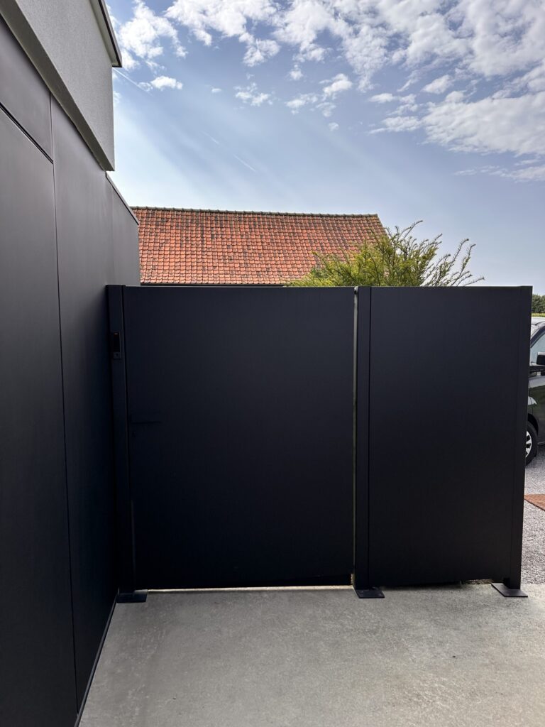 Metalen poort op maat.