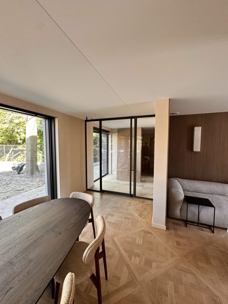 Pivoterende deur in metaal met 2 vaste zijlichten.