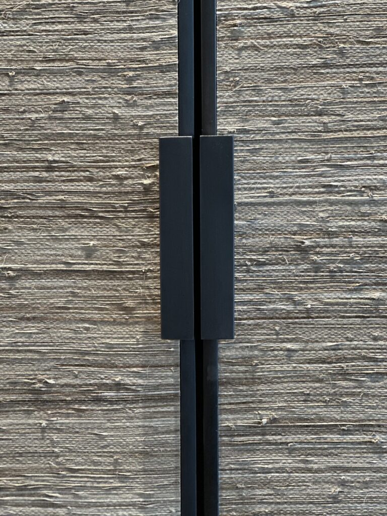 Kastdeurframes met buitenliggende pivotdelen, inox gepatineerd