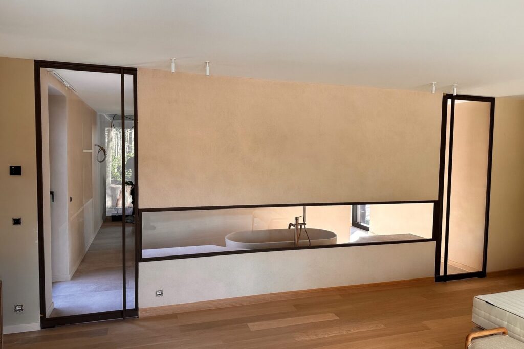 Metalen raam. Metalen deur.